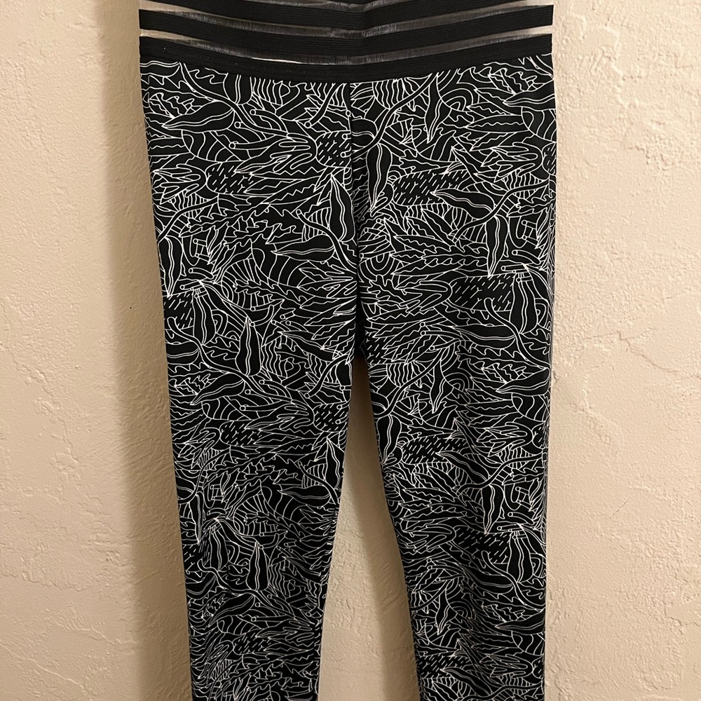 Black and Gray Leaf Pattern Leggings